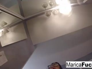 Marica hase en captivating lencería masturba en la espejo
