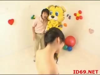Japoneze av model lakuriq dhe duke luajtur