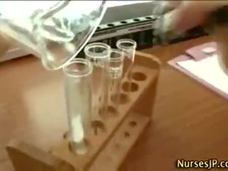 Niegrzeczne orientalne pielęgniarka dostaje swell sperma strzał