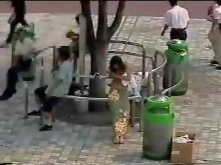 Changing em o rua - japonesa jovem senhora em público primeiro parte