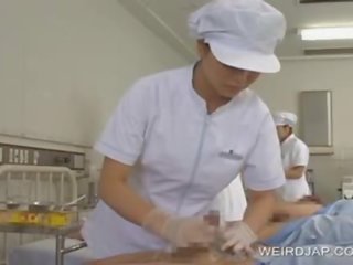 Seks simultan me aziatikë duke i dhënë stimulim me dorë